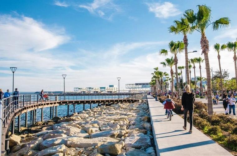Παραλιακό μέτωπο Μόλου στη Λεμεσό με θάλασσα, πεζόδρομο, πράσινο και κτίρια