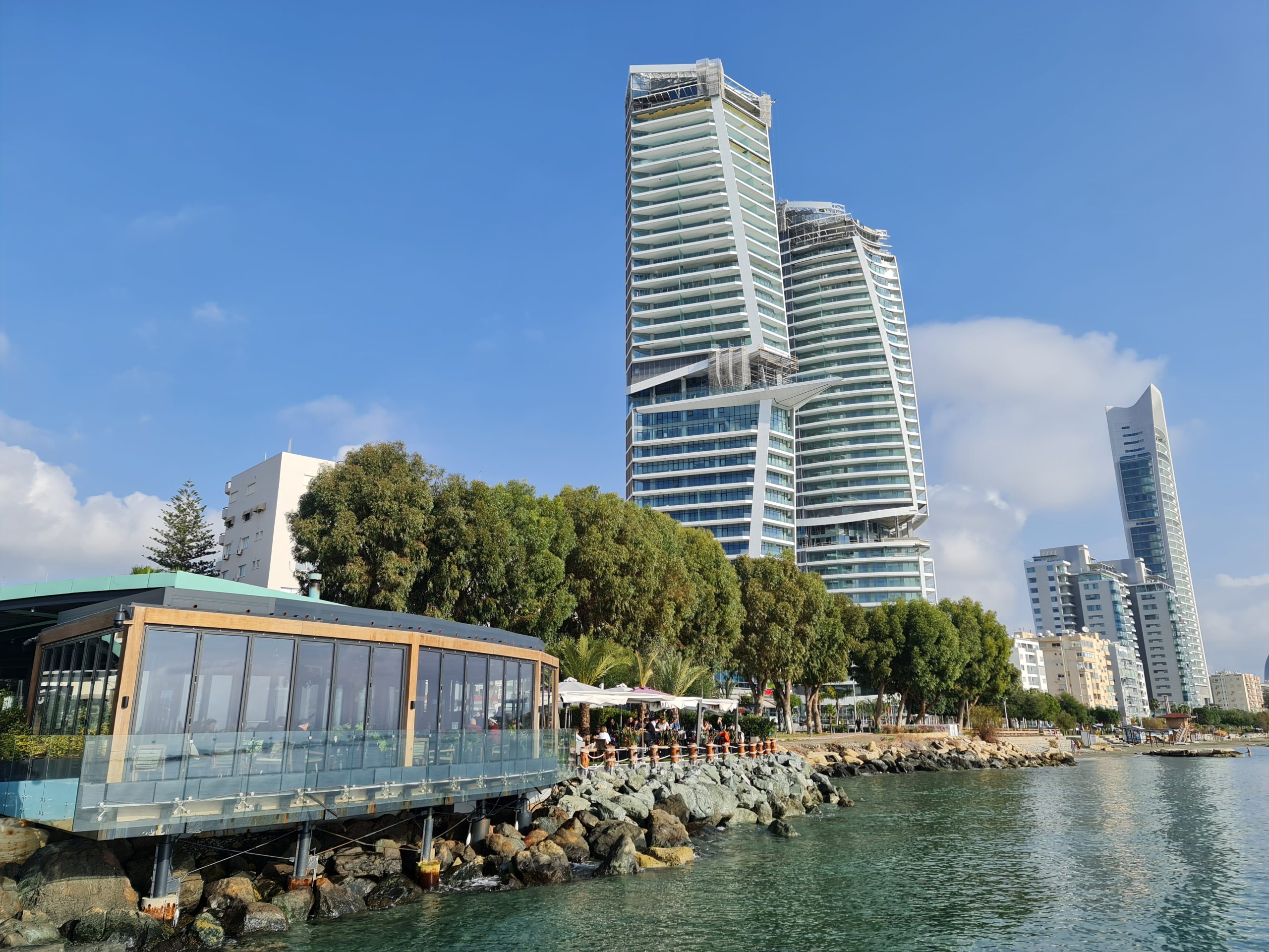 Ηλιόλουστο παραλιακό μέτωπο της Λεμεσού με σύγχρονα ψηλά κτίρια και θέα στη Μεσόγειο