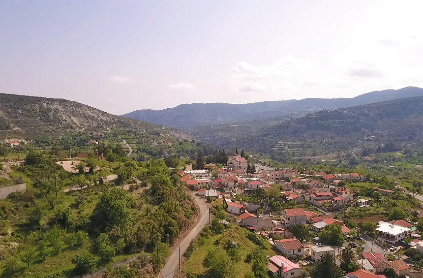 Πανοραμική θέα στο χωριό Τριμίκλινη, στους καταπράσινους λόφους και στους πρόποδες του Τροόδους