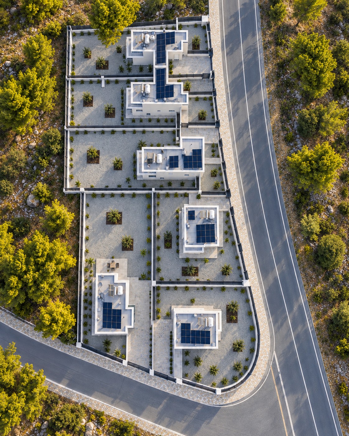 Αεροφωτογραφία κατοικιών VESTA LIVING με ιδιωτικούς κήπους, φωτοβολταϊκά και πράσινο τοπίο στην Τριμίκλινη